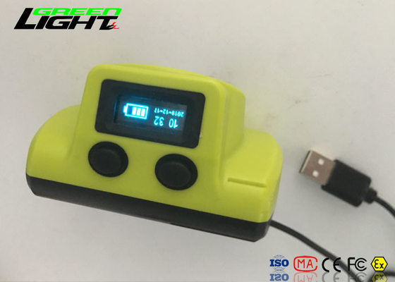 Camper pêchant les lampes de chapeau souterraines de phare léger 18000lux avec le chargeur magnétique